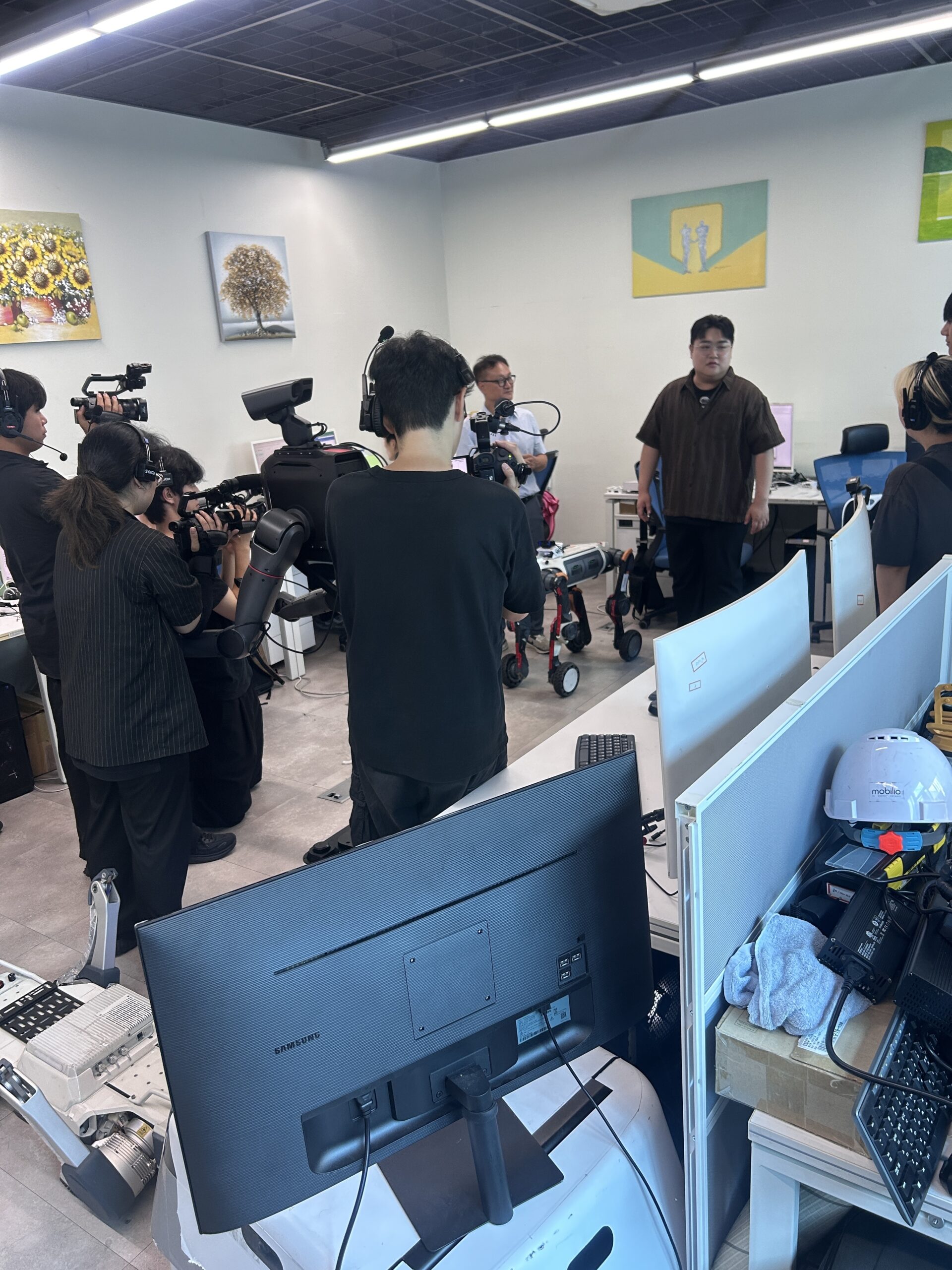 피지컬 AI 로봇과 김규원의 악수 및 인터랙션 현장